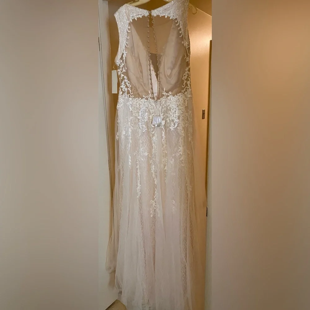 New with tag David’s Bridal wedding gown - Picture 3 of 8